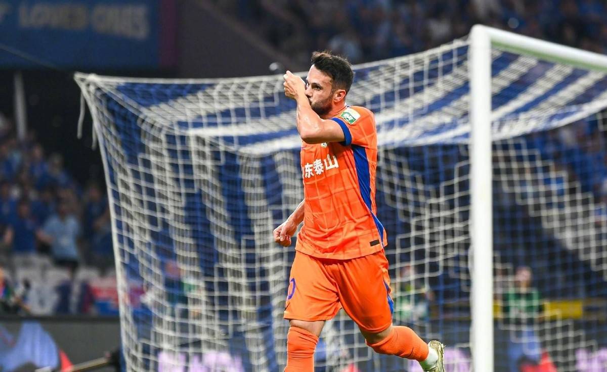 费耶诺德迎中超关键赛，关键时刻造点机会，球迷炸锅，更衣室氛围转暖的简单介绍